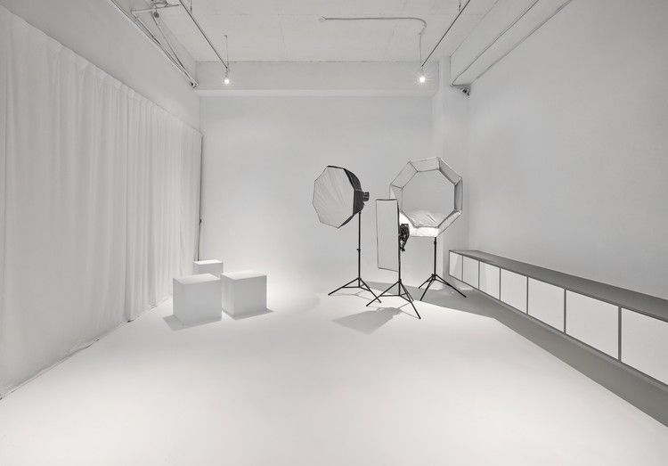 En ljus och professionell fotostudio i Stockholm med studioutrustning och vit bakgrund.